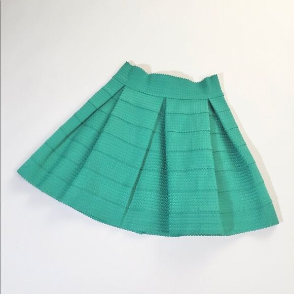 Devlin structured tiered Kelly green scuba blend skirt size S - Picture 1 of 8